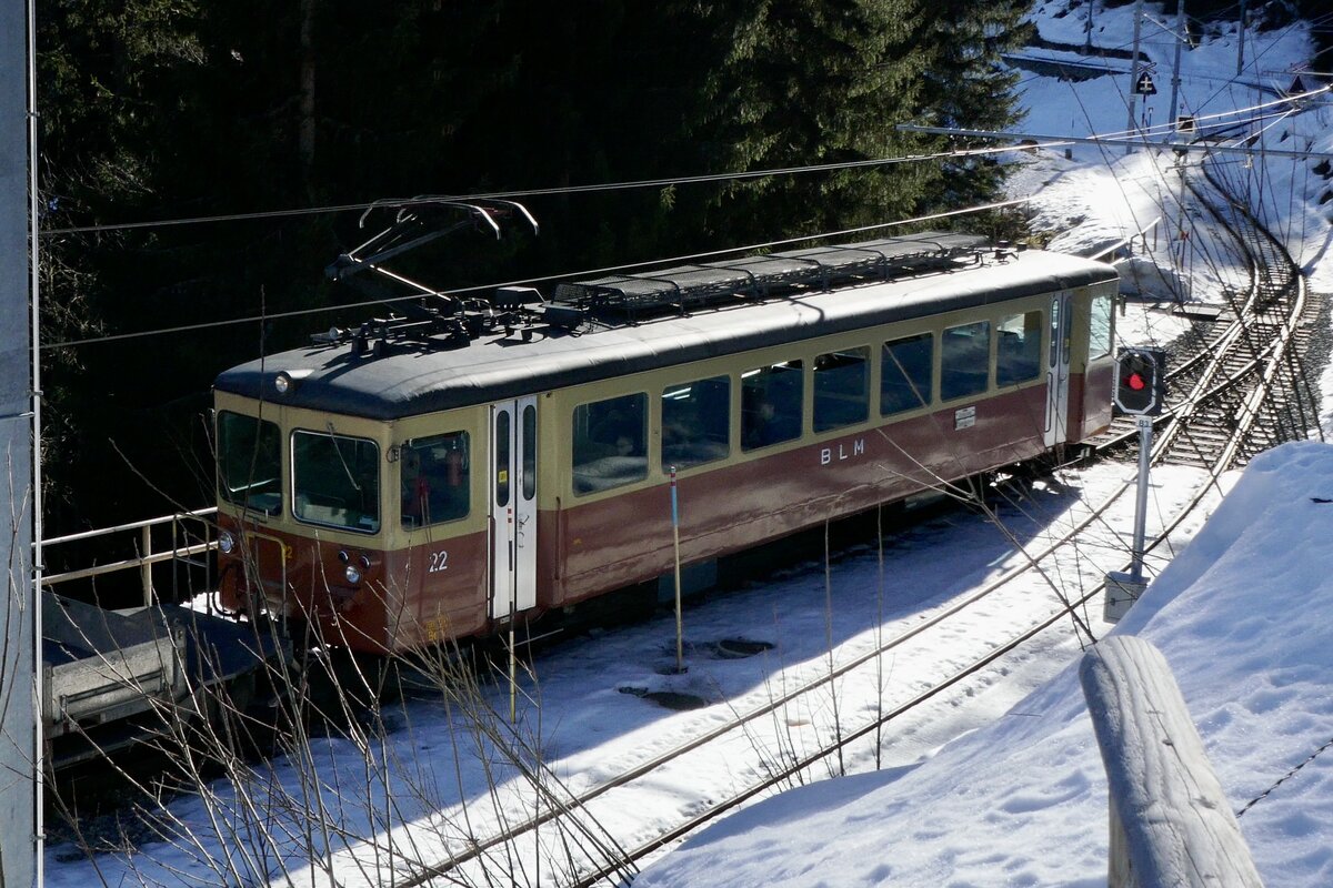 Der Triebwagen Be 4/4 22 am 28.1.24 kurz vor der Einfahrt in Grütschalp.
