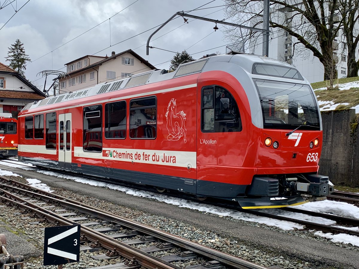 Der Triebwagen Be 4/4 653  L'Apollon  der CJ der am 29.1.21 Solo vor der Werkstatt in Tramelan ebgestellt ist.