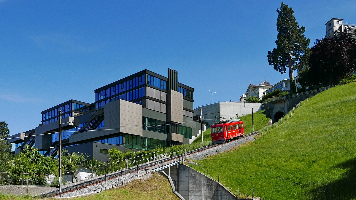 Der Triebwagen der Bergbahn Rheineck-Walzenhausen kurz vor dem Ende der knapp 2 km langen Strecke bei der Einfahrt in die unterirdische Endstation Walzenhausen (01.06.2019).