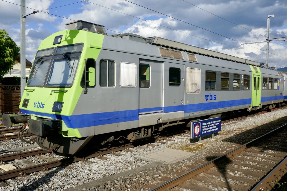 Der Triebwagen RBDe 565 735  Belp  der als letzter Zug der 2. Serie noch im Einsatz stand und leider auch Zeitnah verschrottet wird am 15.4.24 beim Bahnhof Uetendorf.
