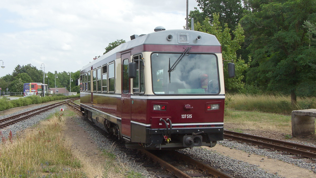 Der Triebwagen VT 137 515 der Döllnitzbahn bei der Ausfahrt aus den Bahnhof Oschatz am 03. Juli 2023. 