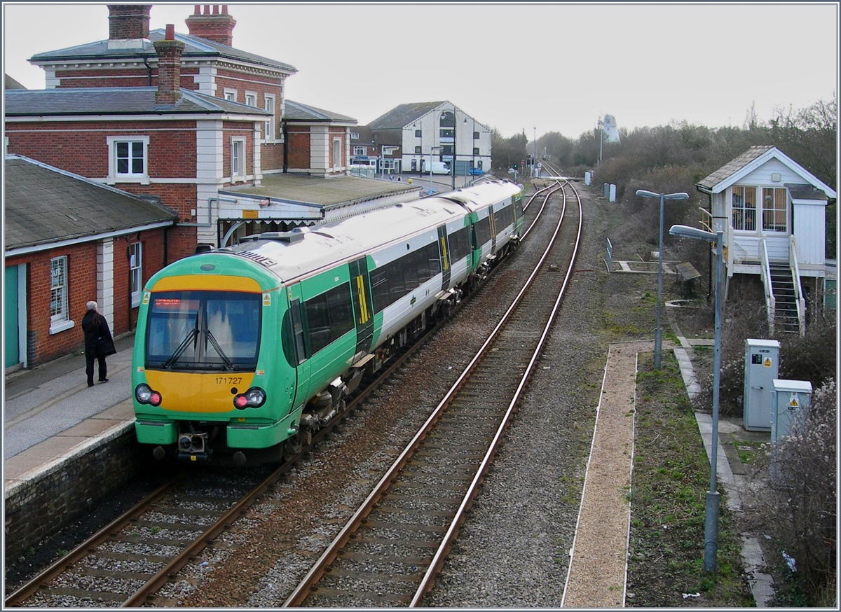 Der Triebwagenzug von Ashford nach Brighton ist in Rye am Hausbahnsteig eingetroffen.
27. März 2006 