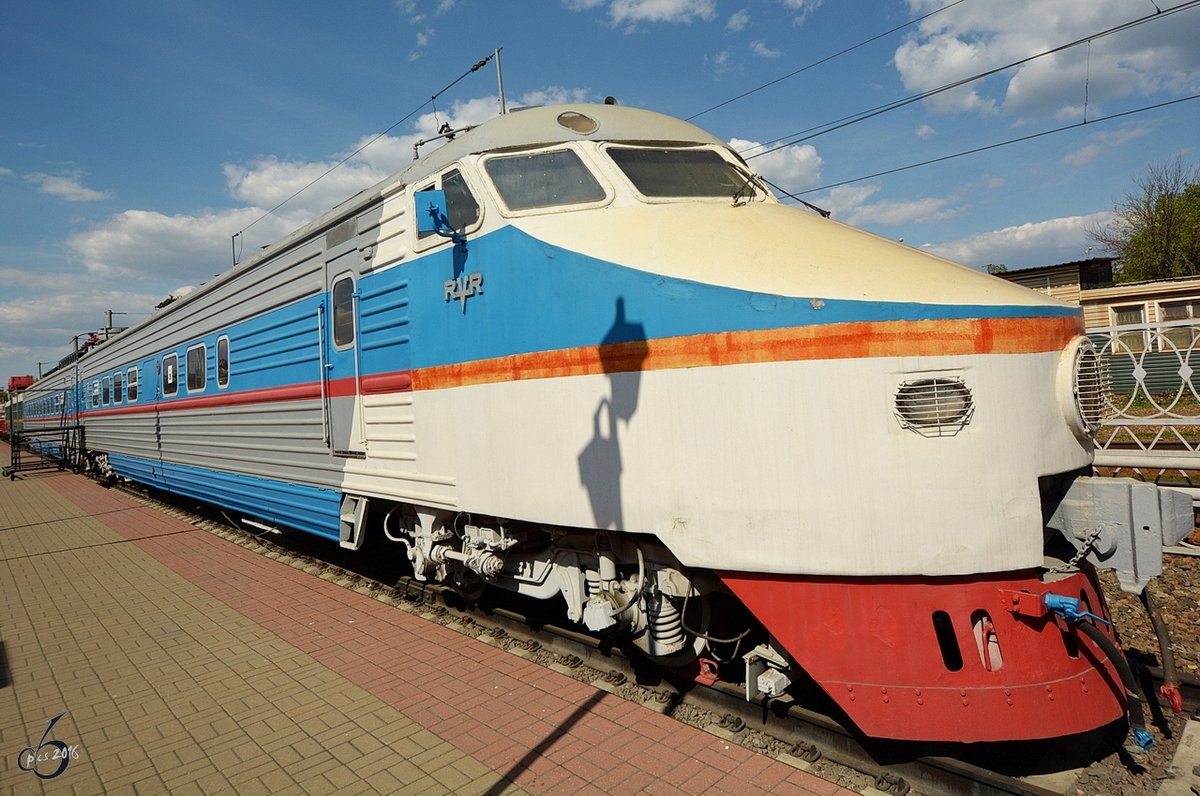 Der Triebzug ЭР200, ausgestellt im Eisenbahnmuseum am Rigaer Bahnhof von Moskau (Mai 2016)