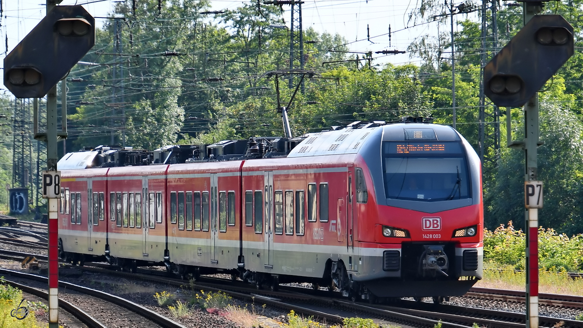 Der Triebzug 1428 003 ist hier Anfang Juni 2020 bei der Einfahrt in Wanne-Eickel zu sehen.