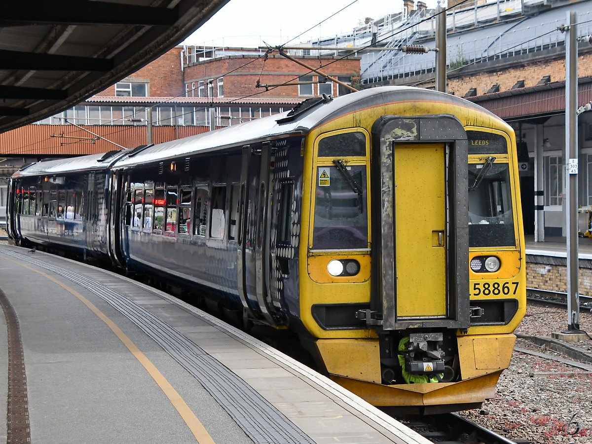 Der Triebzug 158867 wartet am Bahnhof in York auf die Weiterfahrt. (Mai 2019)