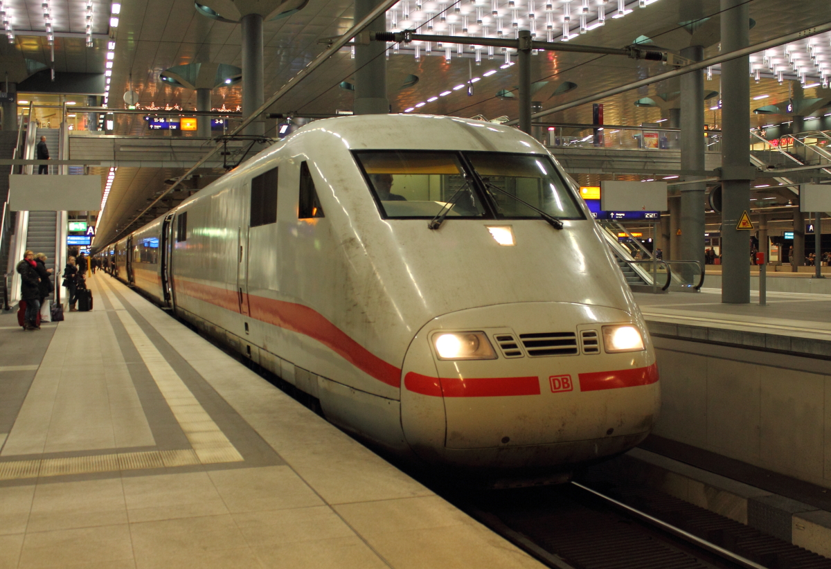Der Triebzug 171  Heusenstamm  als ICE 919 von Hamburg-Altona nach München Hbf beim Halt am 20.12.2013 in Berlin Hbf.