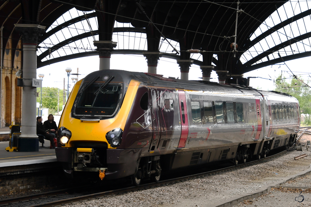 Der Triebzug 220012 während der Ankunft am Bahnhof in York. (Mai 2019)