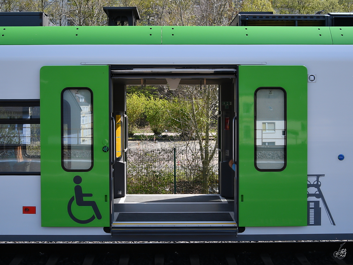 Der Triebzug 3429 021 pausierte Ende April 2021 in Wuppertal-Unterbarmen. Dabei waren die Türen zur Belüftung des Innenraumes geöffnet.