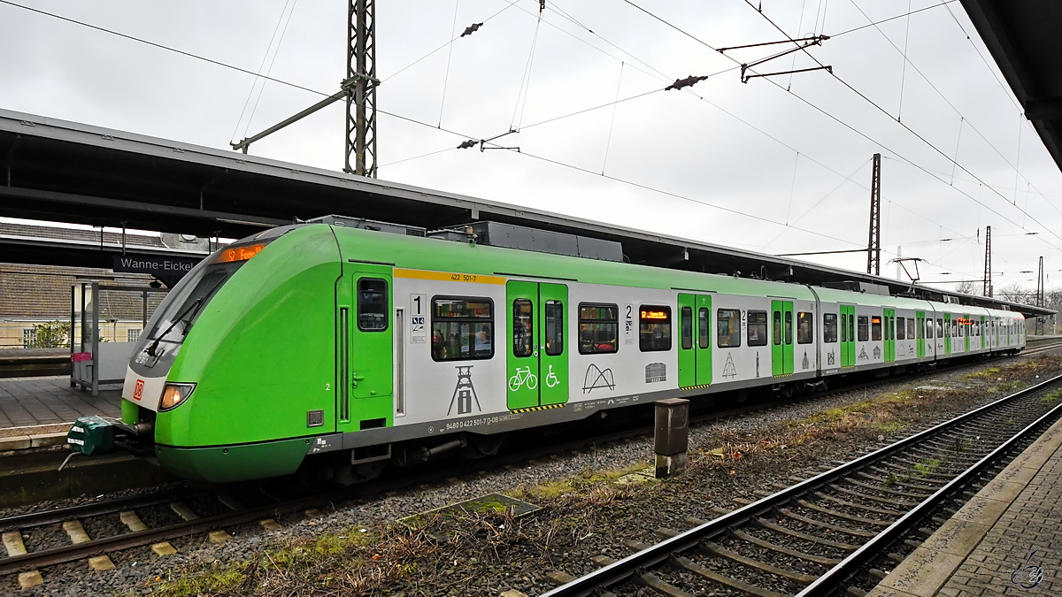 Der Triebzug 422 501-7 wartet Anfang Dezember 2019 am Hauptbahnhof Wanne-Eickel auf die Weiterfahrt.