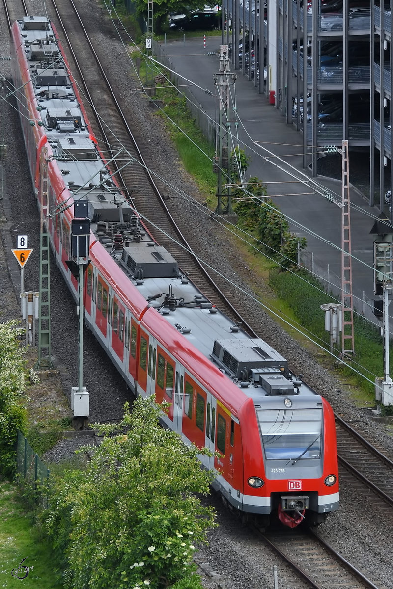 Der Triebzug 423 798 ist Mitte Mai 2019 auf dem Weg zum Düsseldorfer Flughafen.