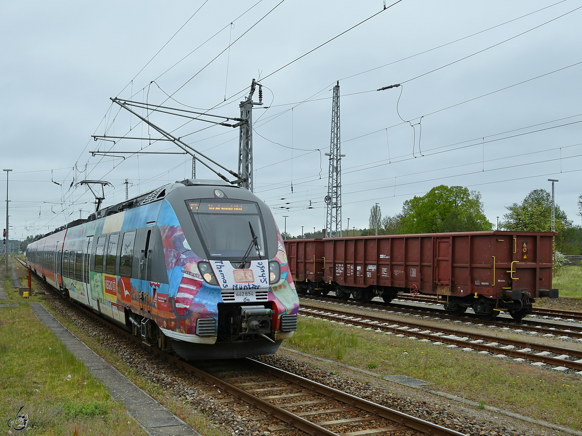 Der Triebzug 442 854 ist hier bei der Ankunft am Hauptbahnhof in Neustrelitz zu sehen. (Mai 2021)