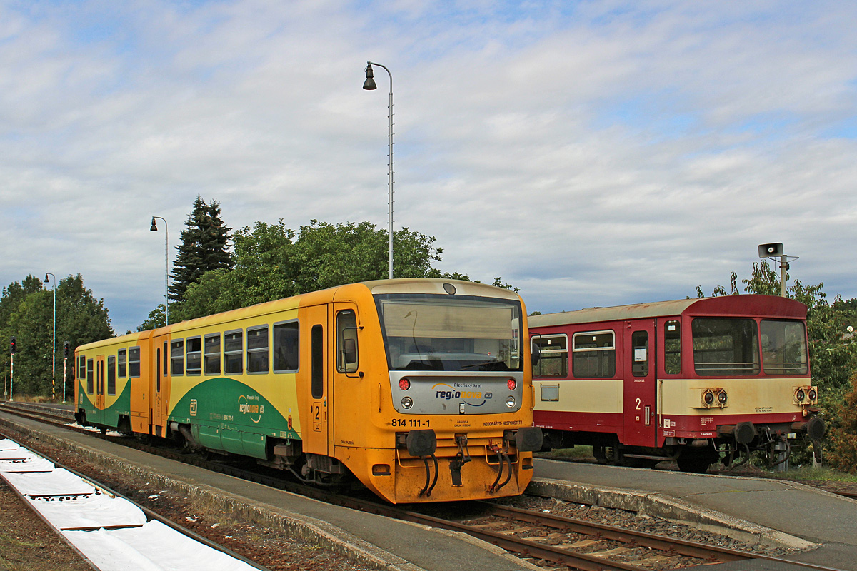 Der Triebzug 814 111 ist am 15.09.2015 als Os 17544 aus Klatovy in Domažlice angekommen und wartet nun auf seine Rückleistung. Auf dieser Strecke (185) fahren die 814er recht häufig, während die Nebenbahn nach Planá u Mariánských Lázní (184) noch vorwiegend von 810er bedient wird. Ob der rechts zu sehende Beiwagen noch zum Einsatz kommt, darf wohl bezweifelt werden 