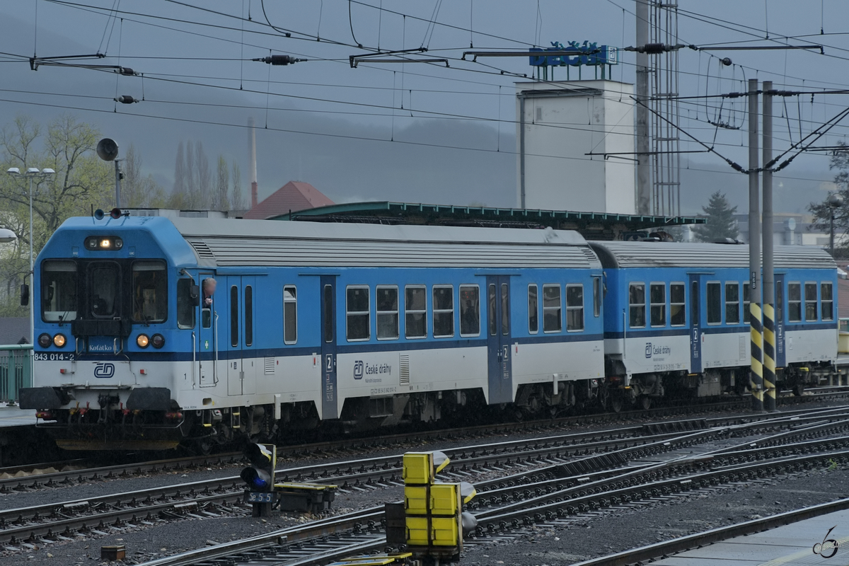 Der Triebzug 843 014-2 wartet im April 2017 am Bahnhof Děčín auf die Weiterfahrt.