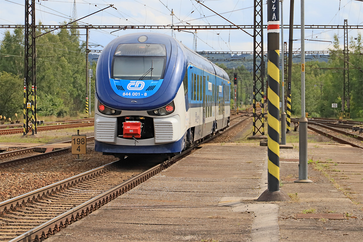 Der Triebzug 844 001 hat am 11.08.2021 gerade den Bahnhof Nove Sedlo verlassen und setzt seine Fahrt als Os 27026 nach Cheb fort. Die Fahrt begann in Karlovy Vary, führt also komplett über elektrifizierte Strecke, trotzdem setzt die CD hier einen Dieseltriebzug ein  
