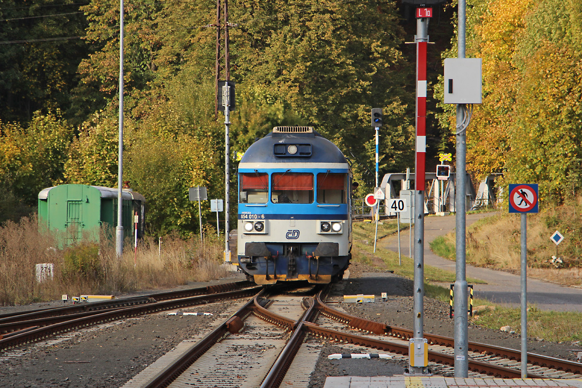 Der Triebzug 854 010  Andulka  ist am 04.10.2018 gerade als R1144 „Valdštejn“ in Tanvald angekommen, auch für ihn ist hier
wegen des SEV auf der weiteren Strecke Pause. Diese nutzt er, um ans andere Ende des mitgebrachten Schnellzugwagens
umzusetzen, damit er als R1151 um 17:50 Uhr die Rückfahrt nach Praha-Vršovice antreten kann.  
