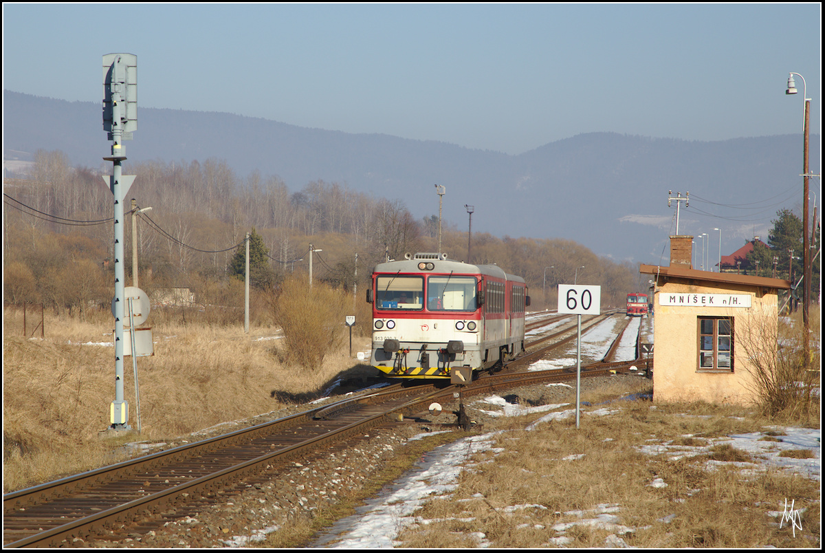 Der Triebzug 913 030 + 813 030 verlässt gerade den Bahnhof Mníšek nad Hnilcom. (16.02.2017)