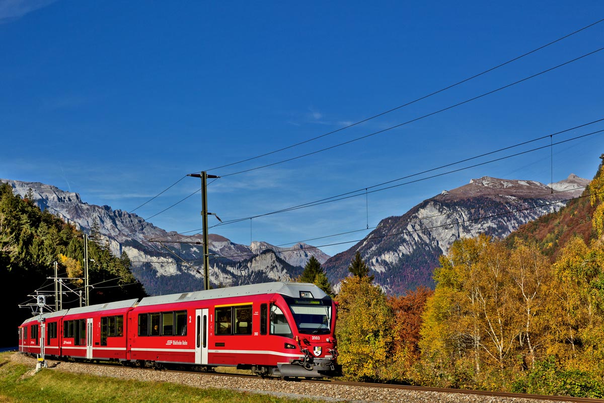 Der Triebzug ABe 8/12 3103 fährt als S2 von Schiers nach Thusis im herbstlichen Rhäzüns vorüber.Bild vom 1.11.2016