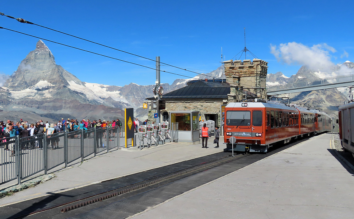 Der Triebzug aus Zermatt hat auf der Bergstation auf 3089 müM vor dem Haltesignal angehalten. Das gibt von dieser Stelle aus den Blick frei auf das wolkenlose Matterhorn (4478 müM). Gornergrat, 12.7.2022