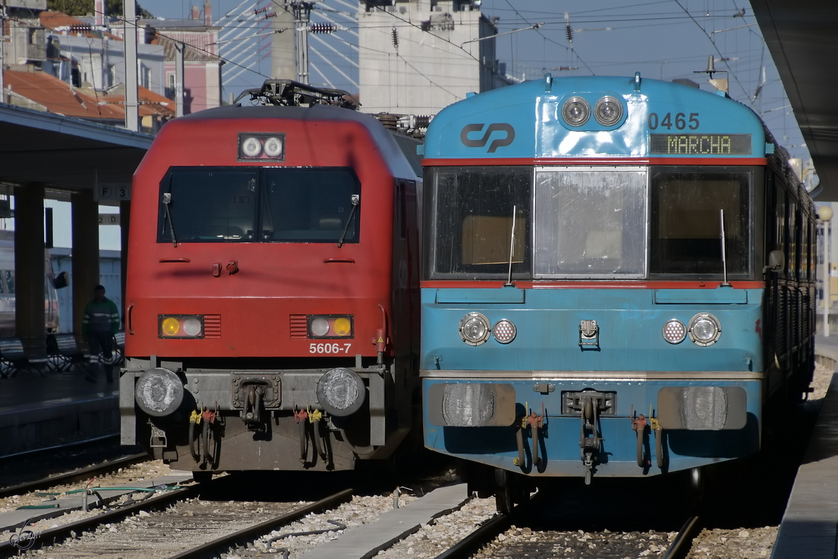 Der Triebzug CP 0465 und die Elektrolokomotive CP 5606-7 pausieren Ende Januar 2017 am Lissabonner Bahnhof Santo Apolonia.