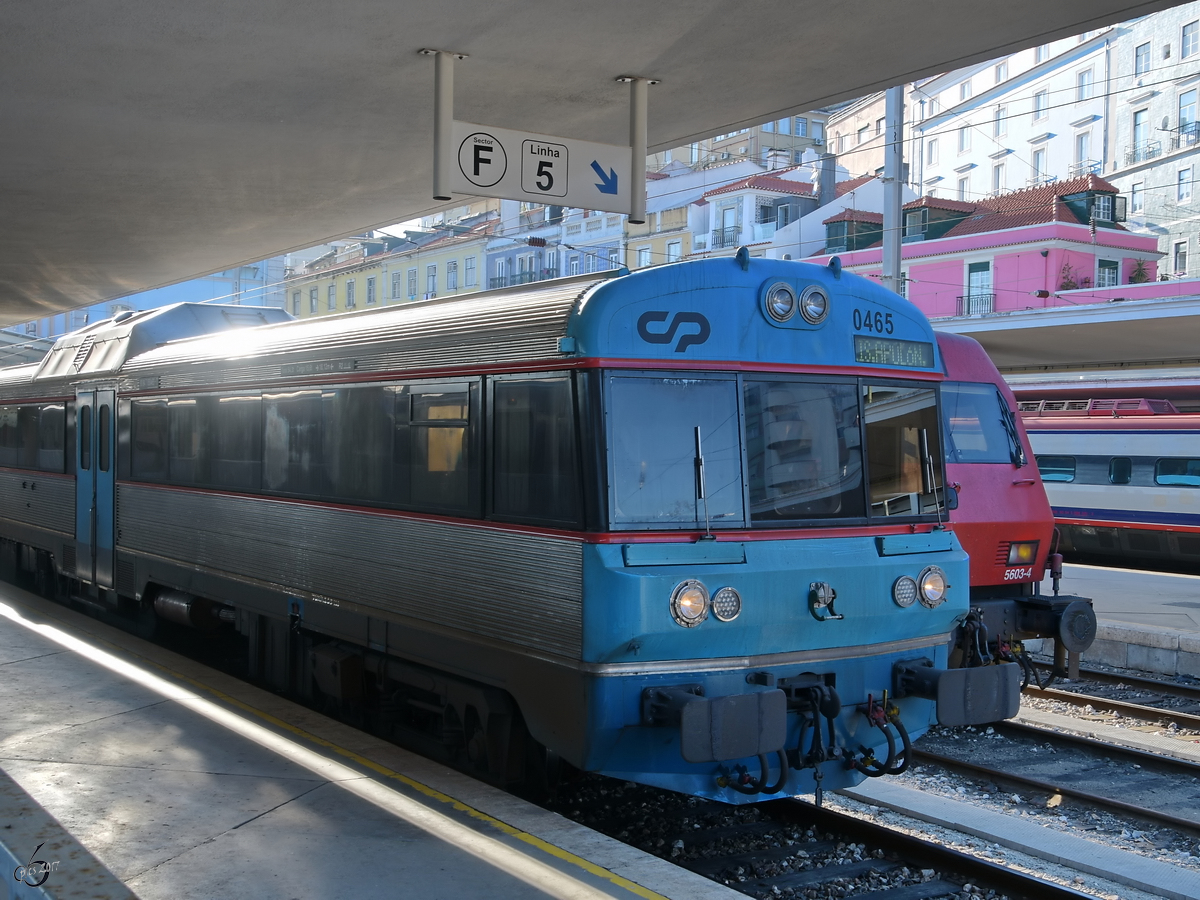Der Triebzug CP 0465 Ende Januar 2017 am Lissabonner Bahnhof Santo Apolonia.