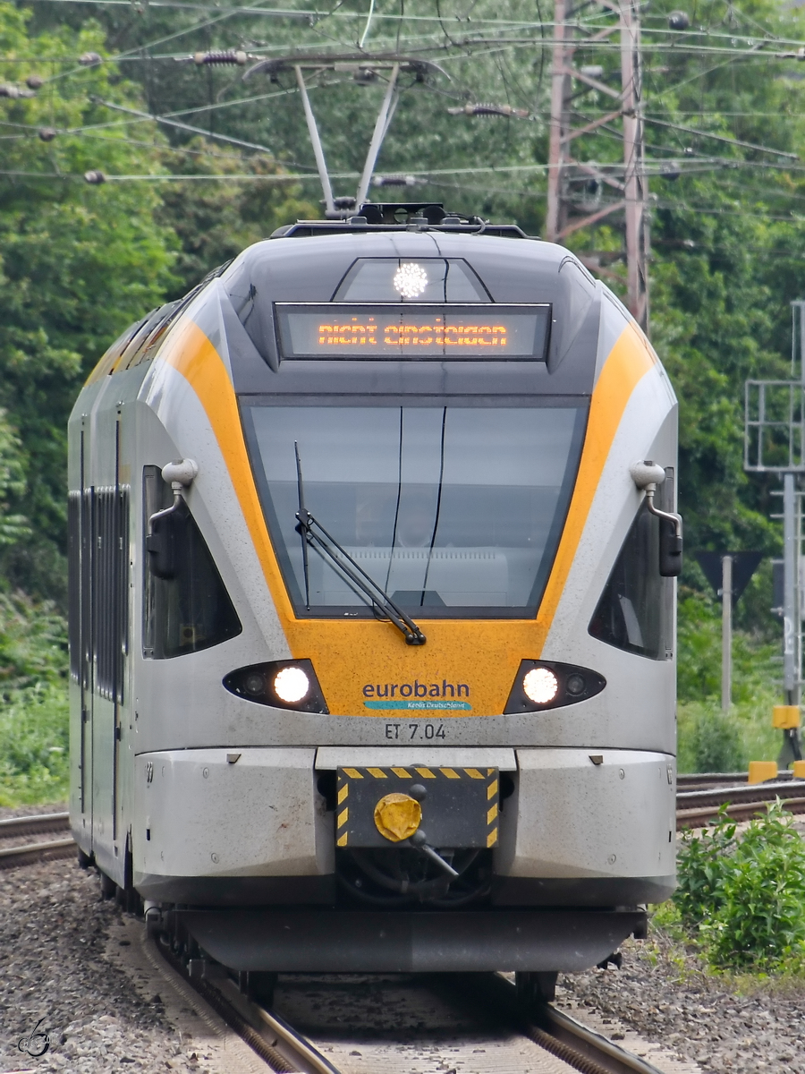 Der Triebzug ET 7.04 der Eurobahn bei der Einfahrt in den Hauptbahnhof Duisburg. (Mai 2019)