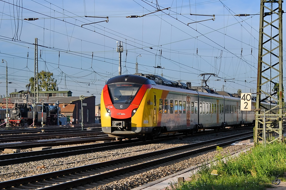 Der Triebzug ET158 der HLB verlässt Mitte September 2019 den Bahnhof Darmstadt-Kranichstein.