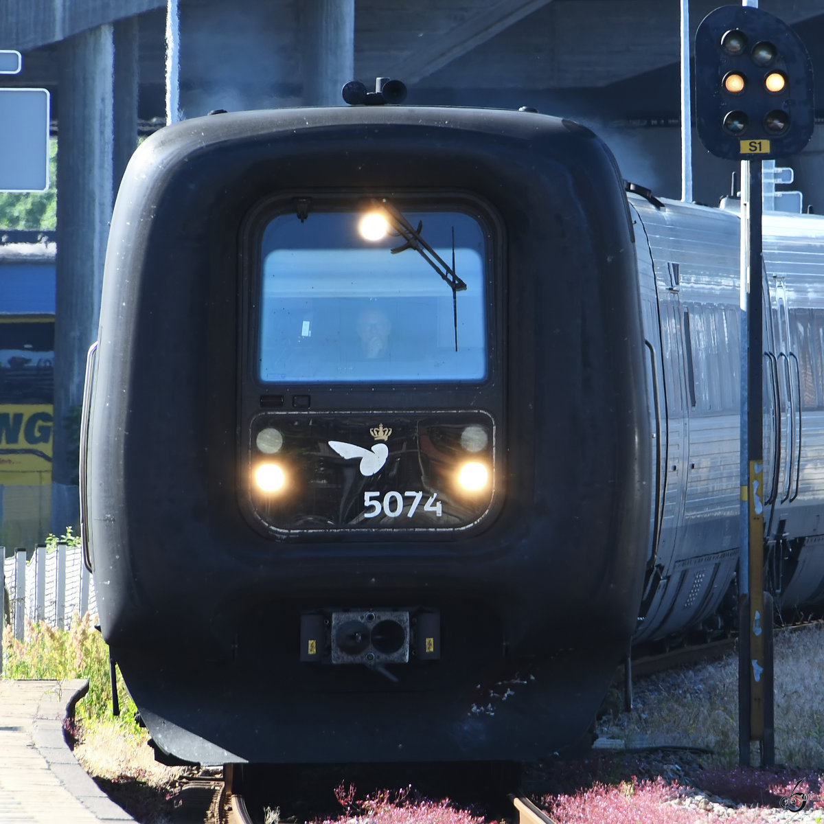 Der Triebzug MFA 5074 fährt Anfang Juni 2018 in den Bahnhof Aalborg ein.