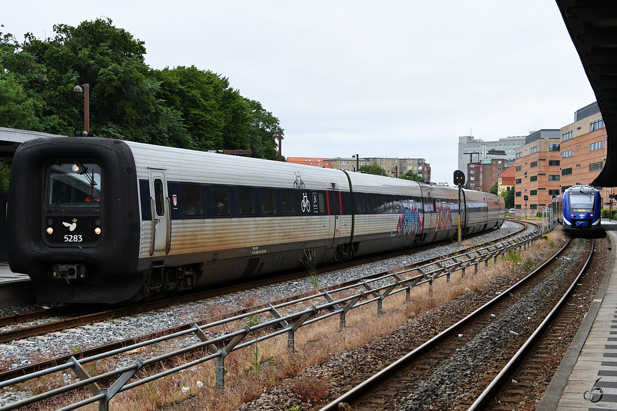 Der Triebzug MFB 5283 fährt Anfang Juni 2018 in den Bahnhof Aalborg ein.