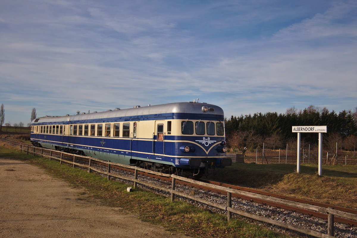 Der Triebzug mit dem Vorausfahrenden Steuerwagen der Baureihe 6645.02 aufgenommen in der Alberndorf an der Pulkau. (10.12.2016)