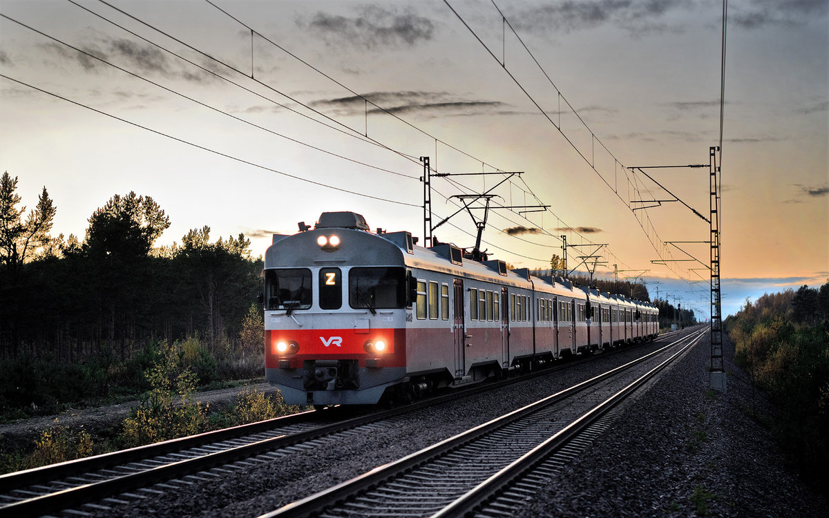 Der Triebzug Sm 2 6263 fährt als Lähijuna/Nahverkehrszug in Kymenlaako beim Einnachten vorüber.Bild 13.10.2017