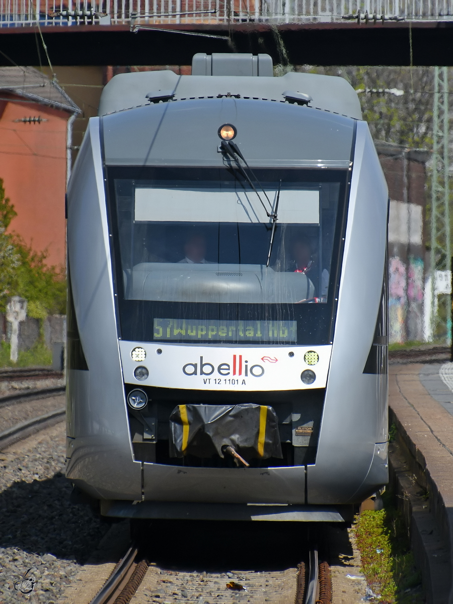 Der Triebzug VT 12 1101 ist hier Ende April 2021 kurz vor der Ankunft in Wuppertal-Unterbarmen zu sehen.