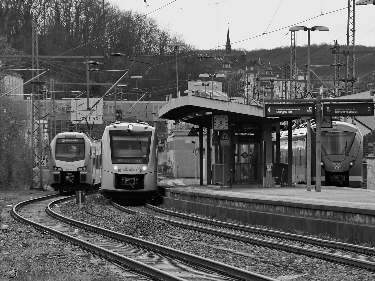 Der Triebzug VT 12 12 05 ist hier Mitte März 2021 bei der Ankunft in Wuppertal-Unterbarmen zu sehen.