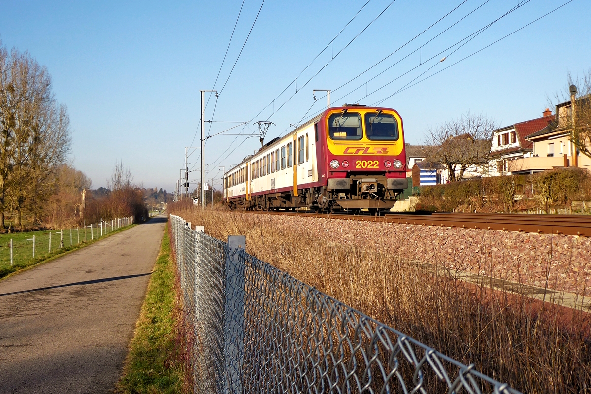 Der Triebzug Z 2022 durchfhrt am 21.01.2019 als RB 3539 Diekirch-Luxembourg das Tal der Alzette in der Nhe von Rollingen/Mersch. (Jeanny)