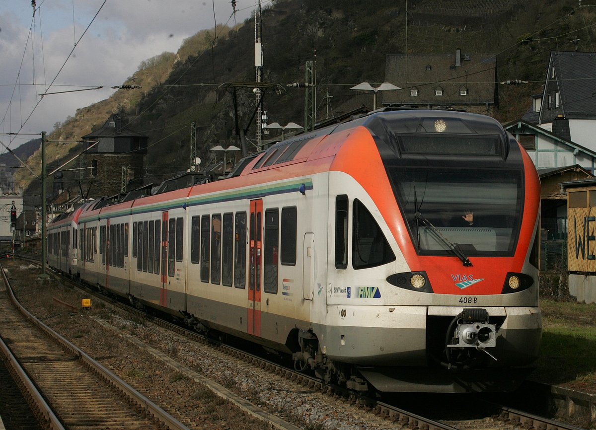 Der Triebzugführer war sichtlich begeistert ob meines Interesses an seinem Zug bei dessen Ausfahrt. Aufgenommen am 26.02.2022 von Bahnsteig 3 im Bahnhof Kaub