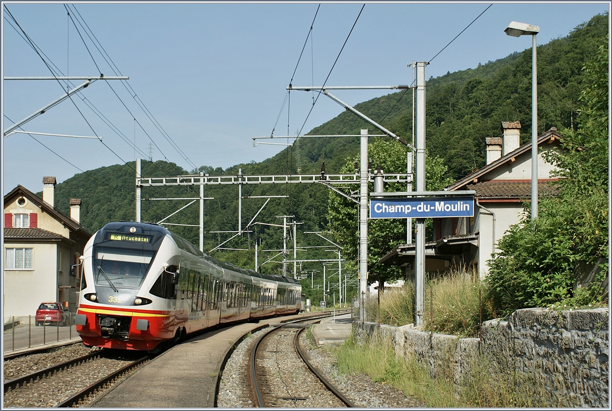 Der TRN RABDe 527 332 auf dem Weg nach Neuchâtel bei seinem Halt in Champ du Moulin.

9. Juli 2010