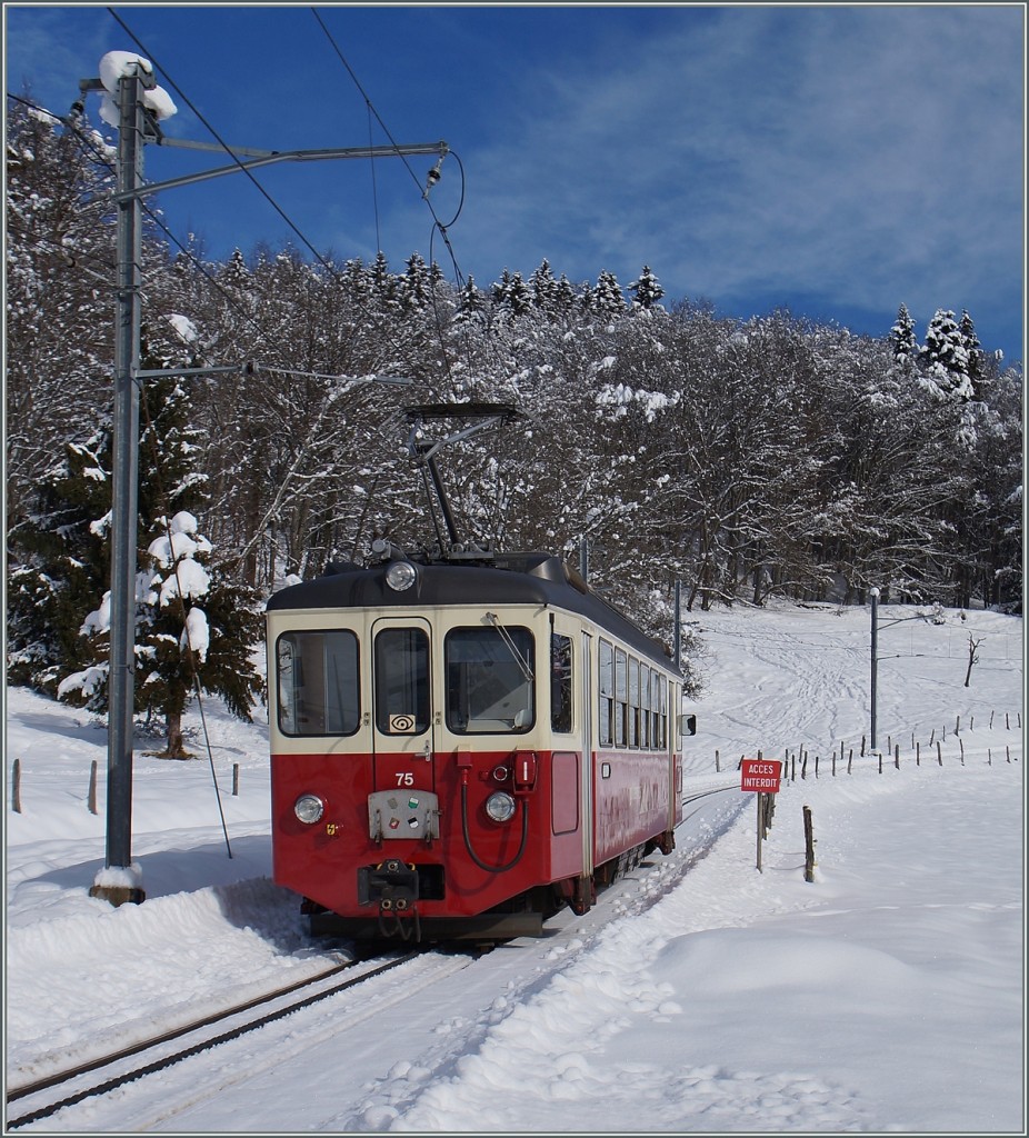 Der trotz bestem Wintersportwetter wird der Rgionalzug 1383 von Blonay (622 müM) nach Les Pleiades (1348 müM) nur mit dem solo fahrende CEV BDeh 2/4 75 geführt, welcher gerade Fayaux 970 müM) verlässt.
21. Jan. 2015