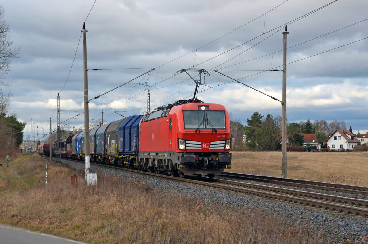 Der  Tschechen-Mischer  von Halle(S) nach Decin rollte am 26.01.25 mit 193 377 an der Spitze durch Wittenberg-Labetz Richtung Falkenberg(E).