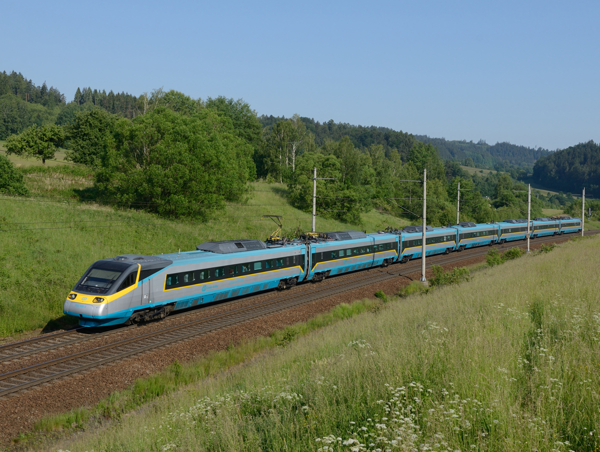 Der tschechische Pendolino 682 005war am Morgen des 27.Mai als SC 241  Pendolino Košičan  von Praha hl.n nach Košice unterwegs und wurde von mir in Česká Třebová fotografiert.