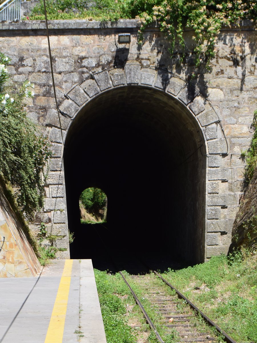 Der Tunnel bei Mirandela ist gerade und nicht besonders lang. Deshalb kann man hindurch sehen. Foto vom 07.06.2017.