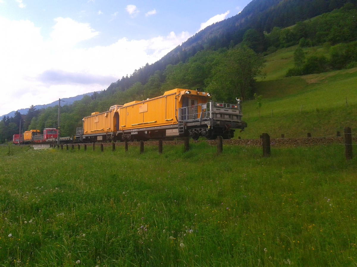 Der Tunnelrettungszug X 690 502-0 am 17.5.2015 unterwegs in Richtung Spittal-Millstättersee bei Kolbnitz. An der Spitze des Zuges fuhr ein Transportwagen mit Wasserwerfer, mit dem an mehreren Stellen Wasser gspritzt wurde.