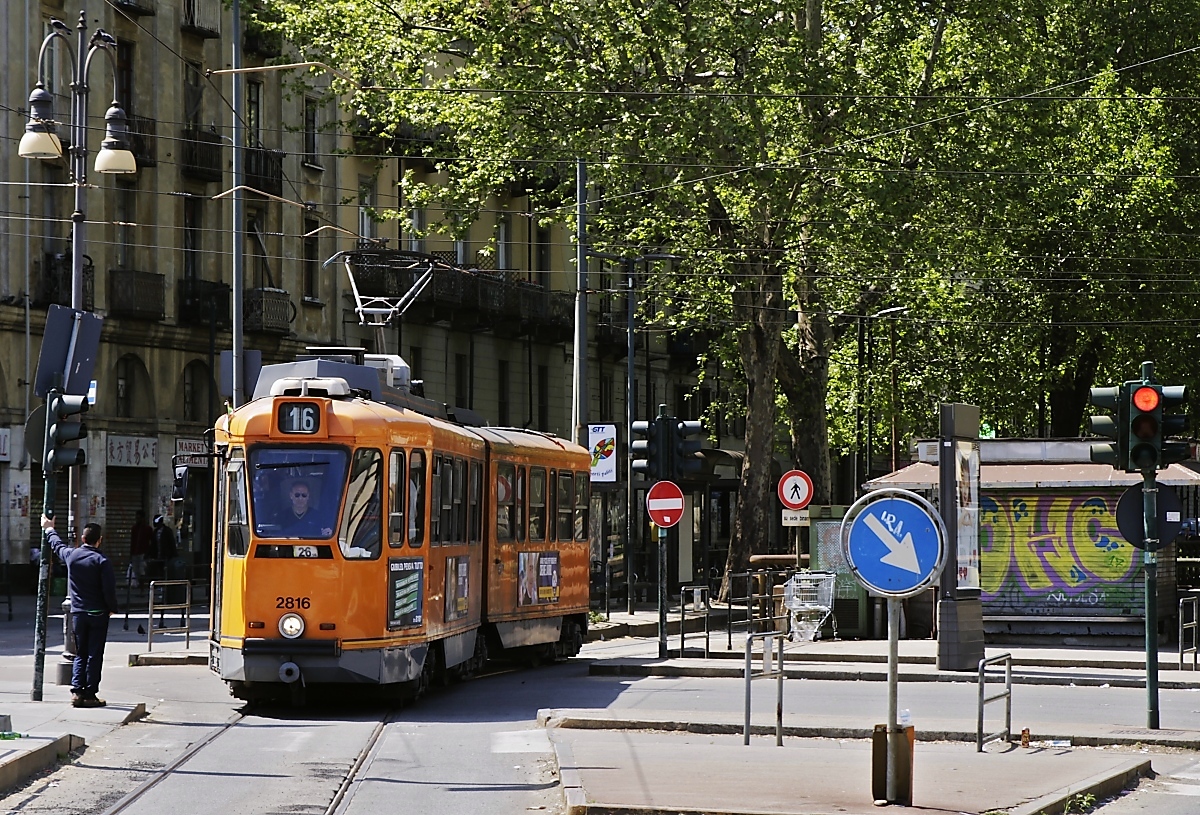 Der Turiner Triebwagen 2816 kommt am 01.05.2019 an der Piazza della Repubblica an