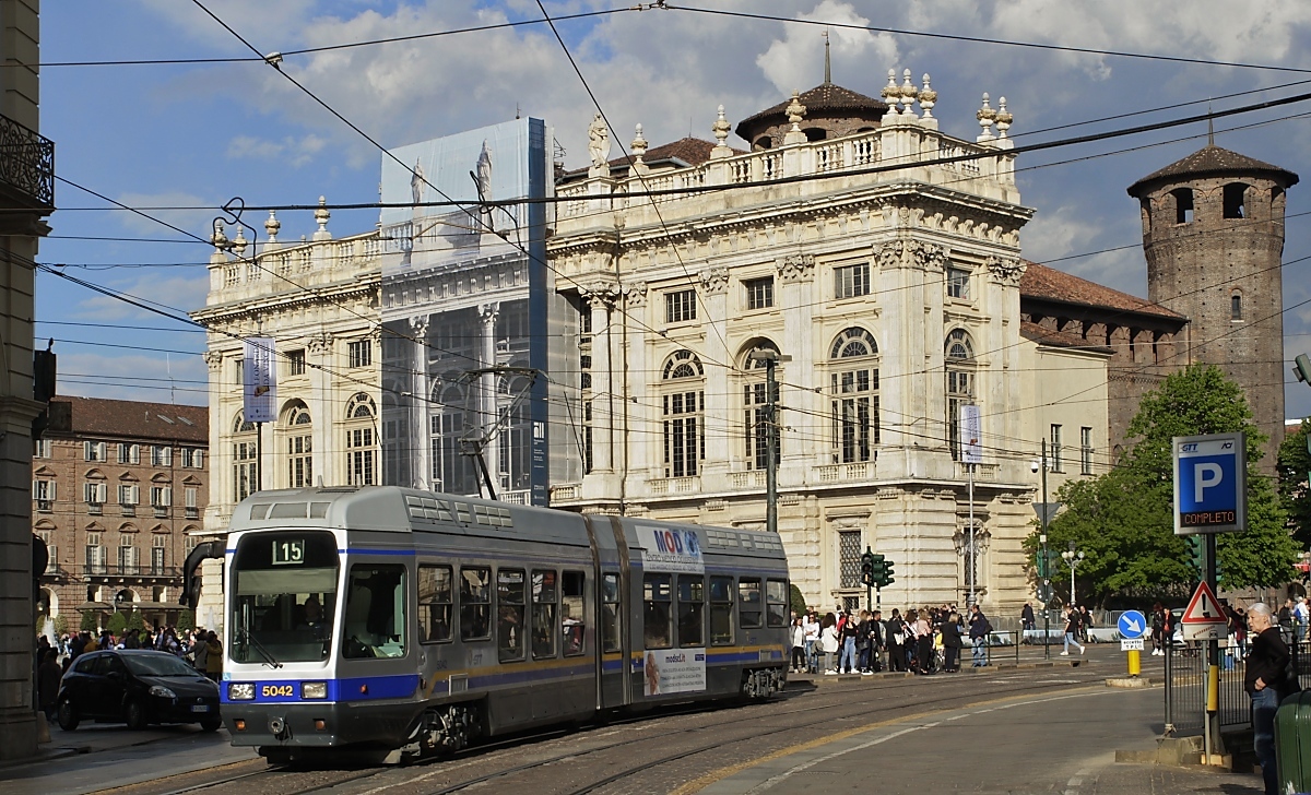 Der Turiner Triebwagen 5042 verlässt am 04.05.2019 die Piazza Castello, im Hintergrund der Palazzo Madama, ein Stadtpalast, der den Herrschern von Savoyen als Wohnsitz diente und heute ein Kunstmuseum beherbergt.