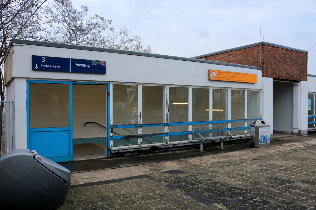 Der Turmbahnhof Doberlug-Kirchhain verfügt über viele verschiedene Zugänge zu den Bahnsteigen.
Blick auf auf den Treppenzugang von bzw. zu Gleis 3 in Richtung Leipzig. Aufgenommen von Gleis 2. [16.12.2017 | 9:25 Uhr]