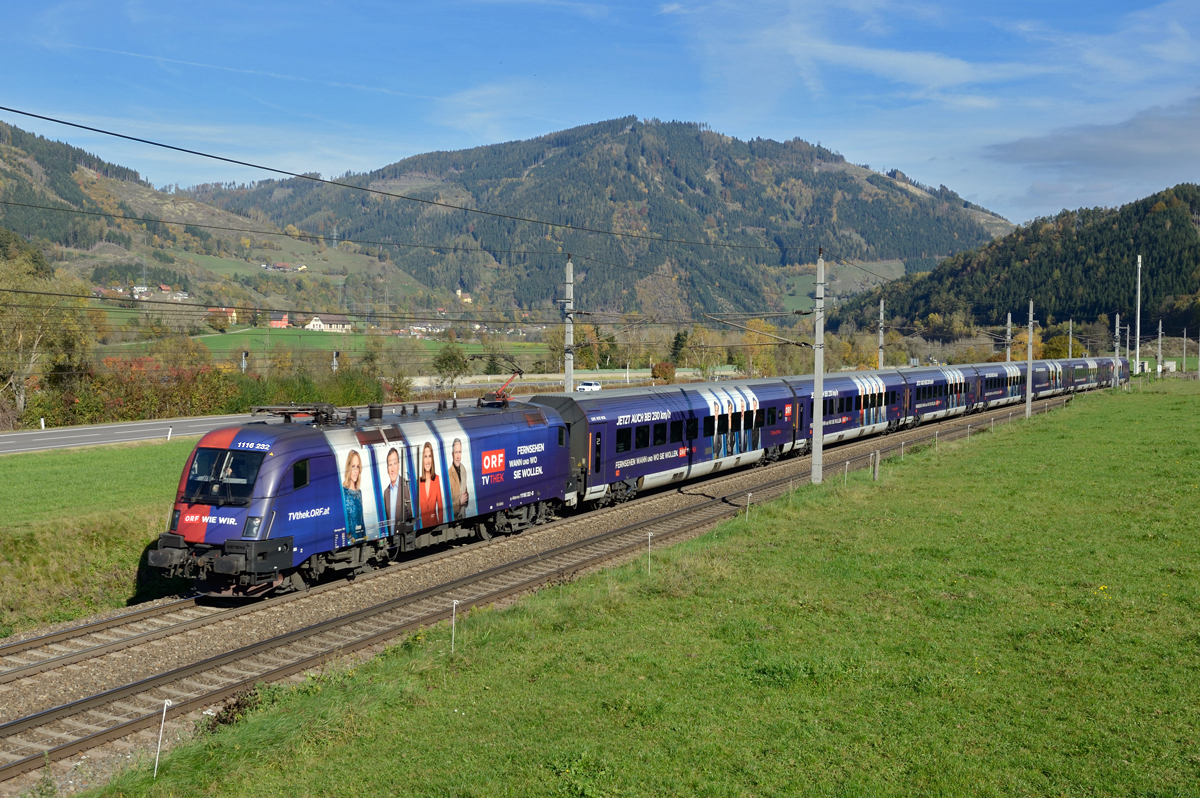 Der TV-Thek Railjet (1116 232) war am herbstlichen 23. Oktober 2016 als RJ 537 von Wien Hbf. nach Villach unterwegs und wurde von mir bei Niklasdorf fotografiert. 