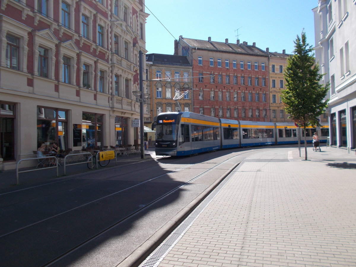 Der Tw 1203 kam,am 25.August 2016,vom Lindenauer Markt in die Leipziger Kuhturmstraße.