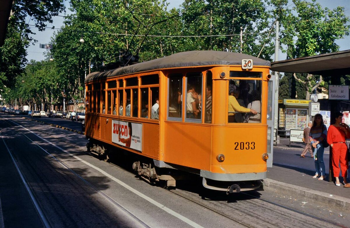 Der TW 2033 war am 13.06.1987 unterwegs auf der Linie 30 der Straßenbahn Rom.