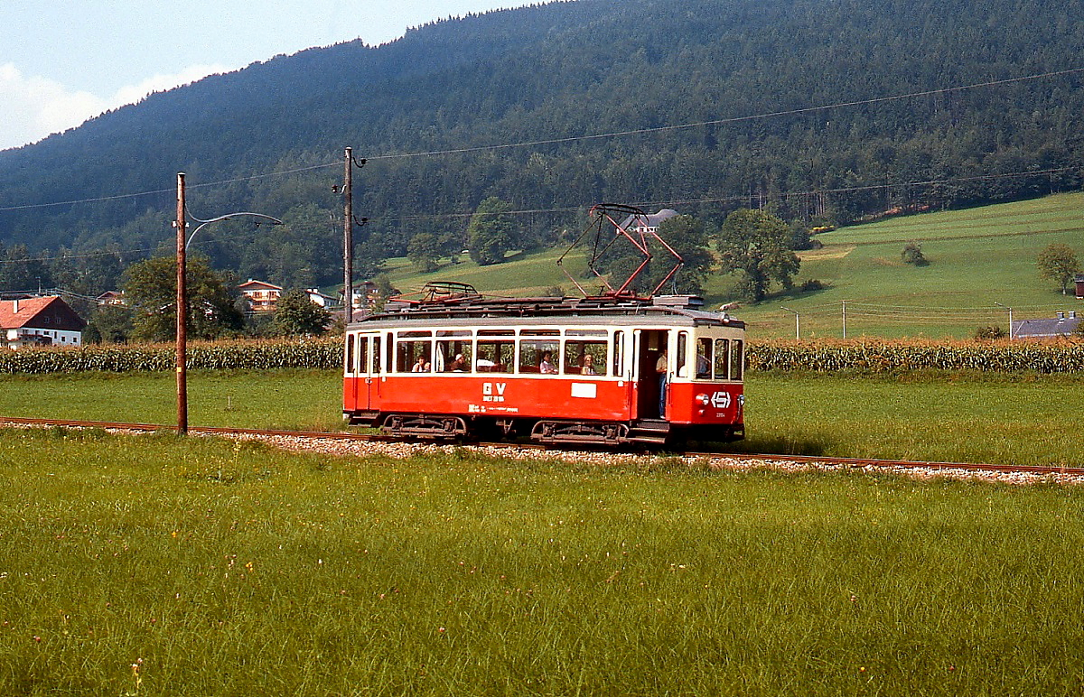 Der Tw 23.104 von Stern & Hafferl (ex Rheinbahn 110) ist im Sommer 1987 zwischen St. Georgen und Attersee unterwegs. Leider fiel dieses Fahrzeug dem verheerenden Lokschuppenbrand Ende 1987 zum Opfer.
