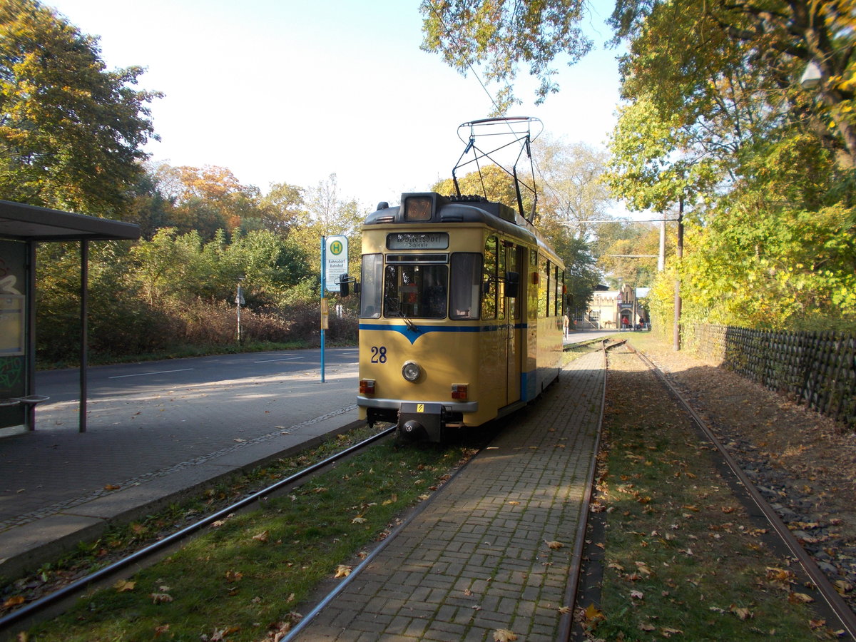 Der Tw 28,von der Woltersdorfer Strassenbahn,vor der Abfahrt am Bahnhof in Rahnsdorf.