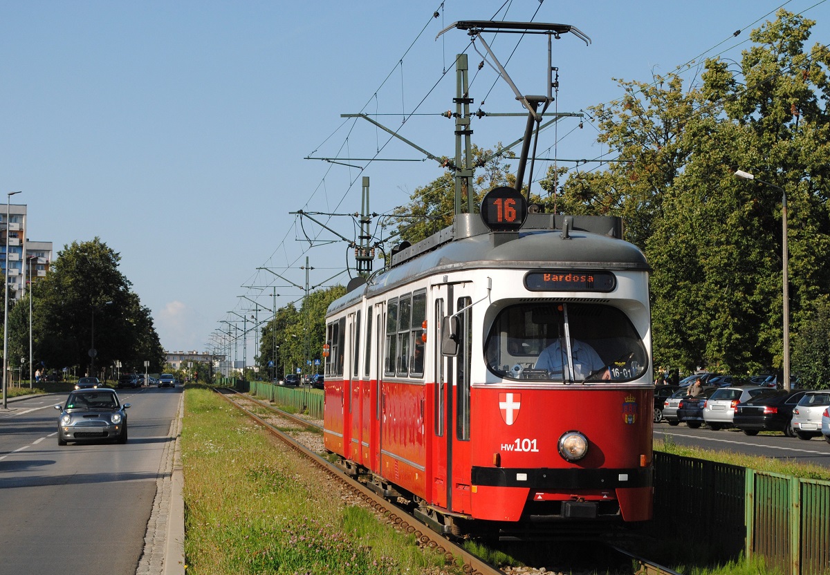 Der Tw.101, der 2004 von der Wiener Straßenbahn als E1 4488 übernommen wurde, befindet sich als einziger Wagen seiner Reihe noch weitgehend im Originalzustand seines Abgabebetriebes. (ul. Broniewskiego, 18.08.2021)