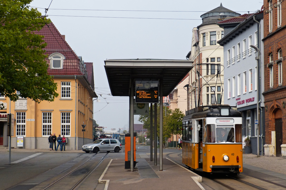 Der TW40 der Nordhäuser Straßenbahn am 12.09.2015 auf dem Bahnhofsvorplatz.